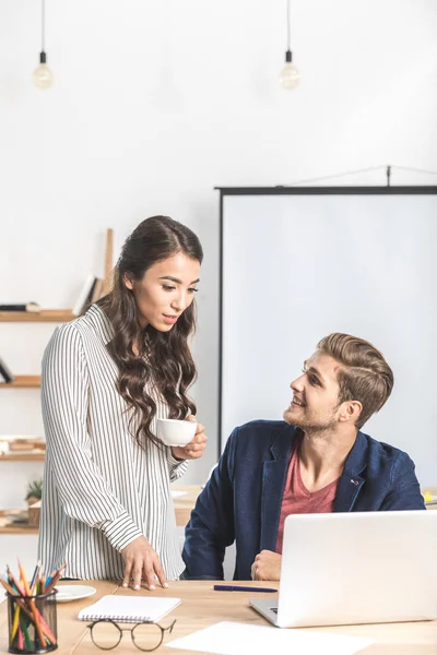 Des gens d'affaires multiethniques travaillant sur un ordinateur portable — Photo de stock