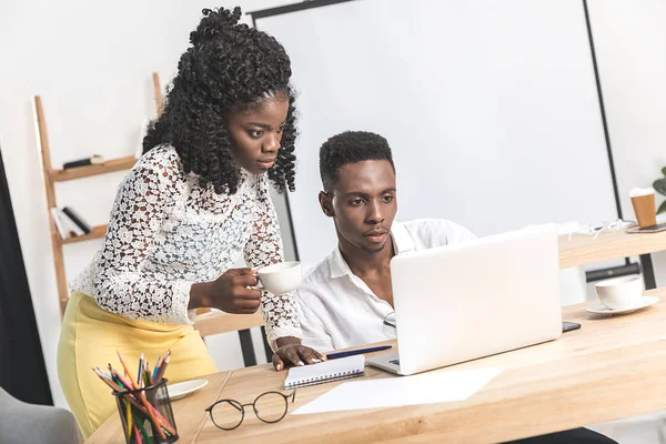 African american businesspeople working on laptop — Stock Photo