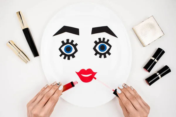 Face de papier avec maquillage sur plaque — Photo de stock