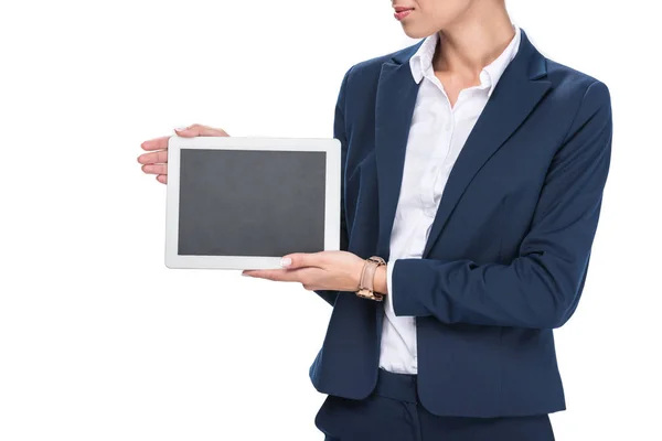 Femme d'affaires présentant tablette numérique — Photo de stock