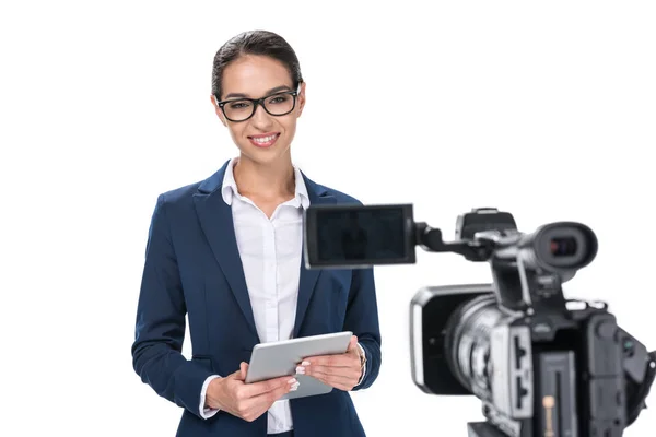 Nachrichtensprecher mit digitalem Tablet — Stockfoto