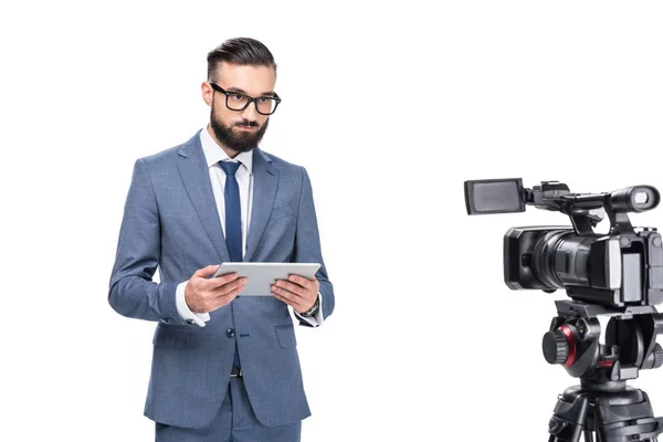 Repórter de televisão na frente da câmera — Fotografia de Stock