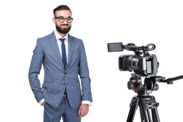 Repórter de televisão na frente da câmera — Fotografia de Stock