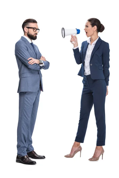 Mujer de negocios con megáfono gritando en compañero de trabajo - foto de stock