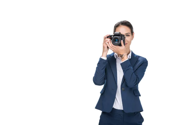 Mujer de negocios tomando fotos en cámara - foto de stock