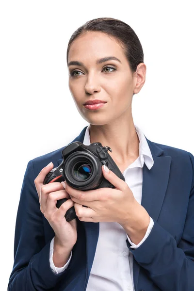Mujer de negocios sosteniendo cámara profesional - foto de stock