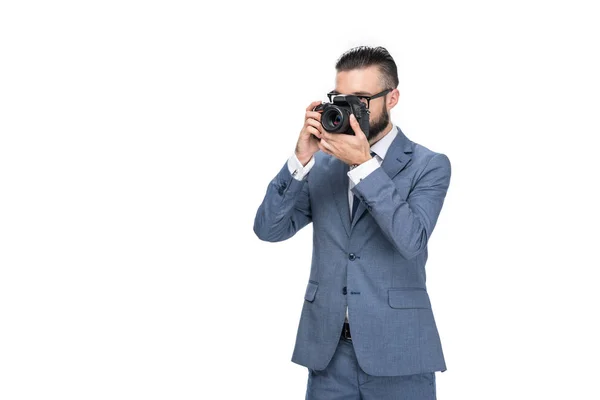 Hombre de negocios tomando fotos en cámara - foto de stock