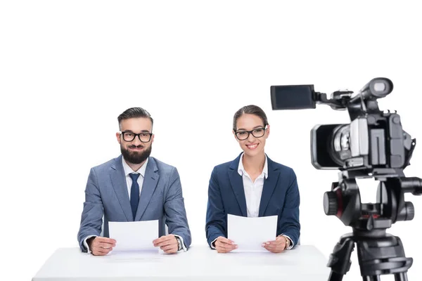 Newscasters assis devant la caméra — Photo de stock