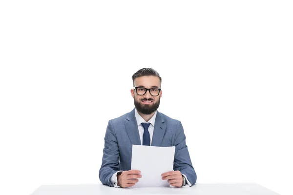 Lächelnder Nachrichtensprecher mit Papieren — Stockfoto