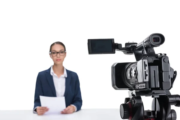 Newscaster sentado na frente da câmera — Fotografia de Stock