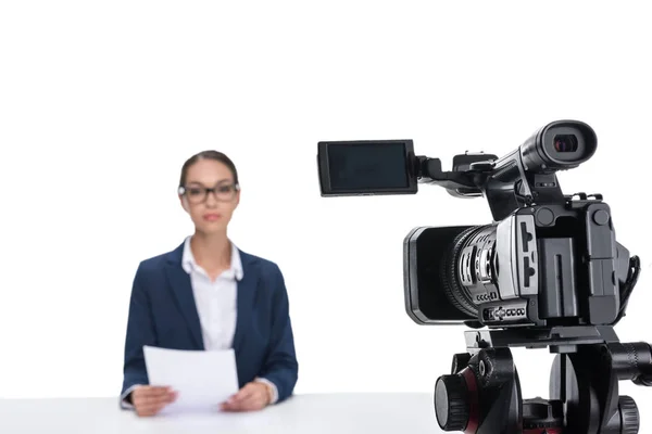 Presentador de noticias sentado frente a la cámara - foto de stock