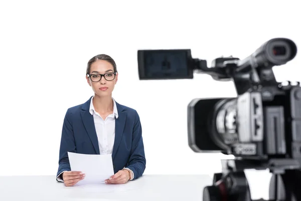 Newscaster assis devant la caméra — Photo de stock