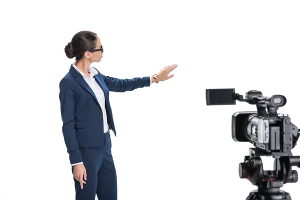 Beau newscaster et caméra — Photo de stock