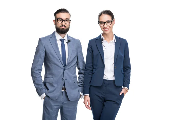 Empresarios sonrientes en trajes - foto de stock