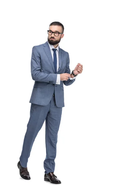 Homme d'affaires confiant posant en costume — Photo de stock