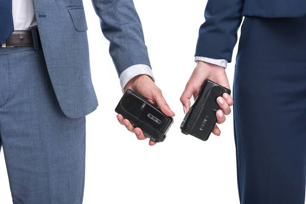 Presentadores de noticias en trajes con grabadoras - foto de stock