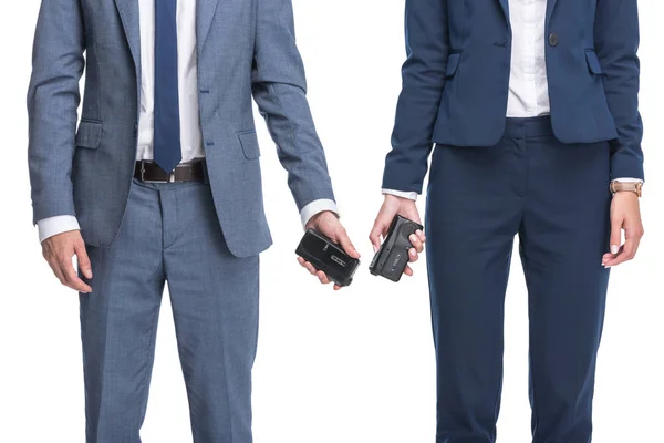 Presentadores de noticias en trajes con grabadoras - foto de stock