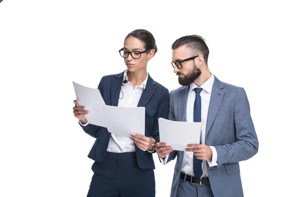 Empresarios en trajes mirando los papeles - foto de stock