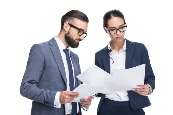 Empresarios en trajes mirando los papeles - foto de stock