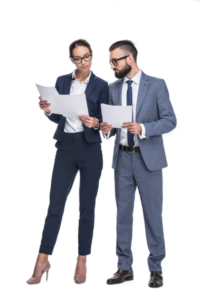 Empresarios en trajes mirando los papeles - foto de stock