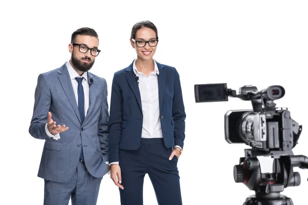 Noticieros mirando a la cámara - foto de stock