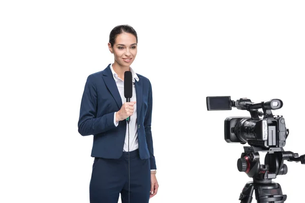 Journalist mit Mikrofon blickt in Kamera — Stockfoto