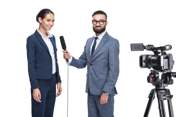 Periodista entrevistando a una mujer de negocios - foto de stock