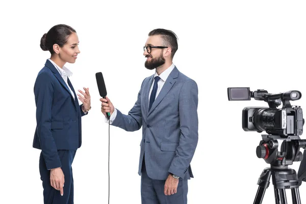 Periodista entrevistando a una mujer de negocios - foto de stock