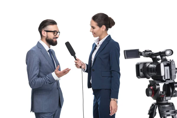 Periodista entrevistando a un hombre de negocios - foto de stock