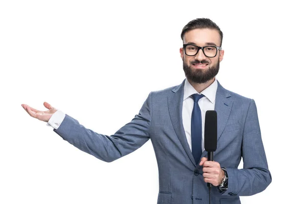 Periodista con micrófono presentando algo - foto de stock