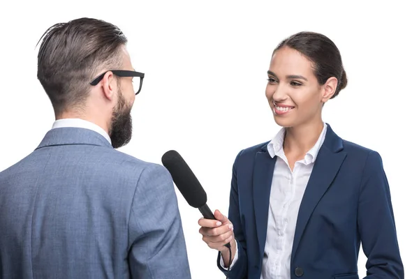 Journaliste interviewant un homme d'affaires — Photo de stock