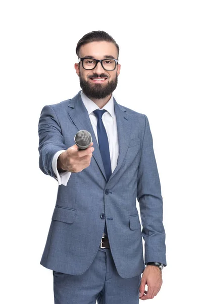 Periodista entrevistándose con micrófono - foto de stock