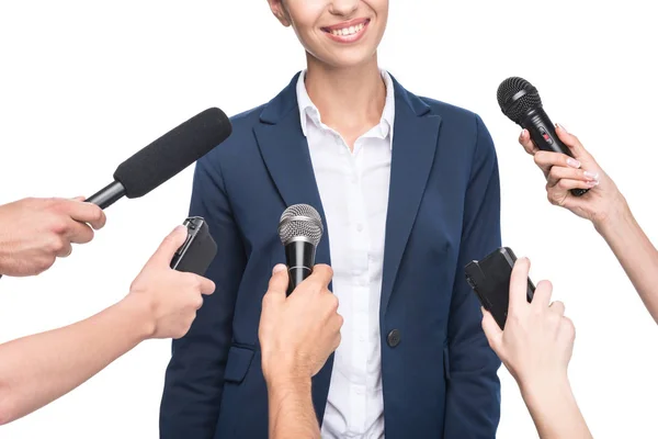 Periodistas con micrófonos entrevistando a empresaria - foto de stock