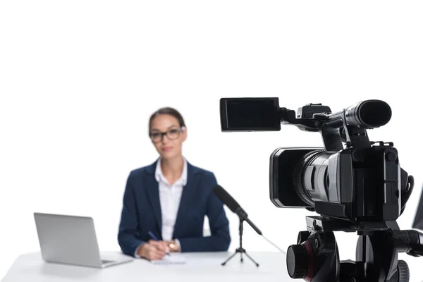 Nachrichtensprecher mit Laptop blickt in Kamera — Stockfoto