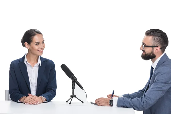 Periodista entrevistando a una mujer de negocios - foto de stock