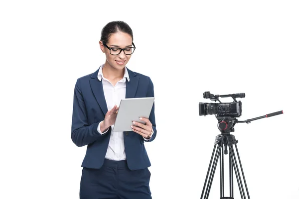 Repórter de televisão usando tablet digital — Fotografia de Stock