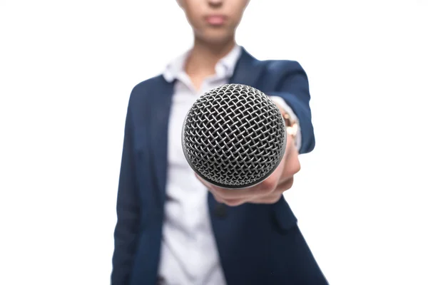 Journalist gibt Interview mit Mikrofon — Stock Photo