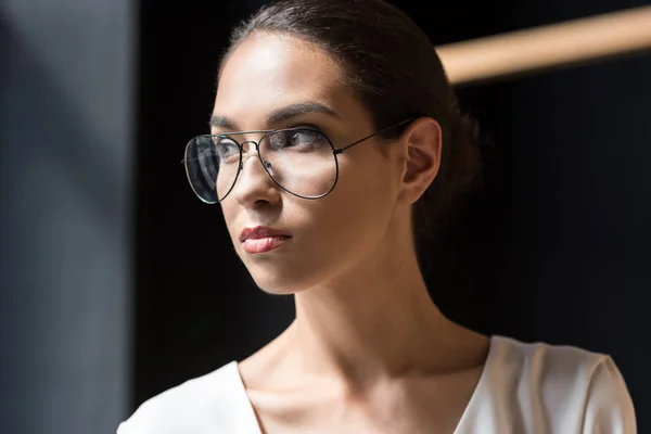 Mujer con estilo en gafas graduadas - foto de stock