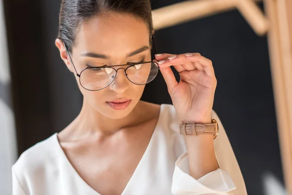 Femme élégante dans les lunettes — Photo de stock