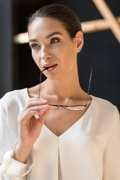 Mujer elegante con gafas graduadas - foto de stock