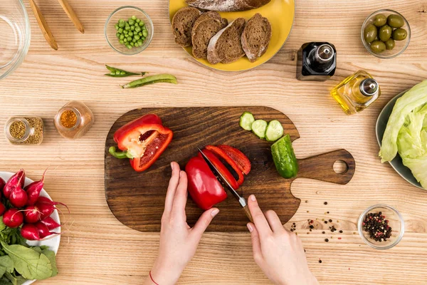 Woman cutting pepper — Stock Photo