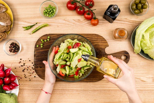 Femme préparant la salade — Photo de stock