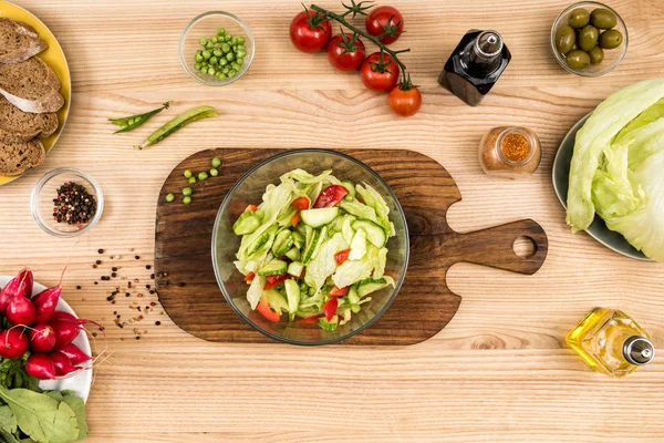 Домашний летний салат в миске — стоковое фото