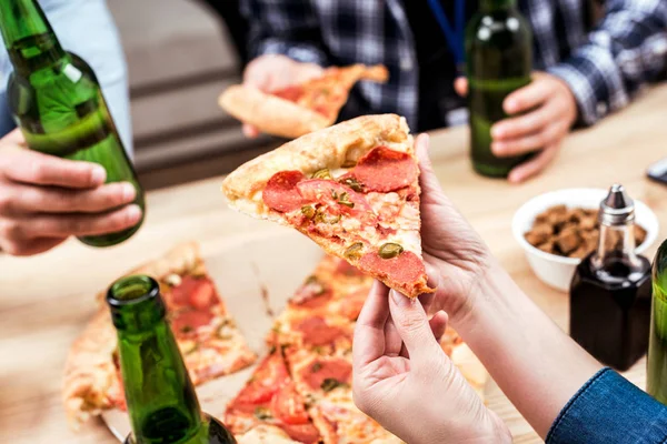 Amigos comiendo pizza juntos - foto de stock