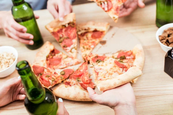 Amigos comiendo pizza juntos - foto de stock