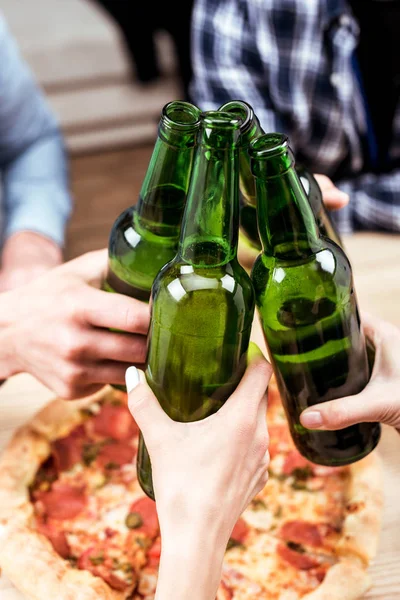 Amici clinking bottiglie di birra — Foto stock