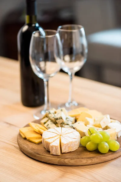 Various cheese types and wine — Stock Photo
