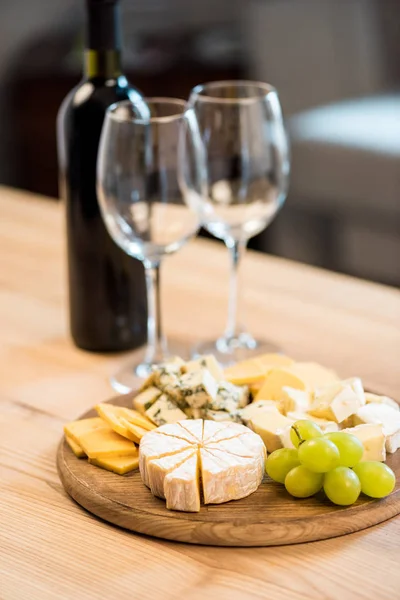 Varios tipos de queso y vino - foto de stock