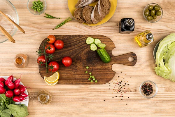 Verduras frescas en la tabla de cortar - foto de stock