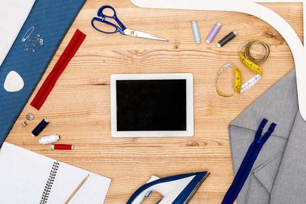 Digital tablet and tailoring items on table — Stock Photo